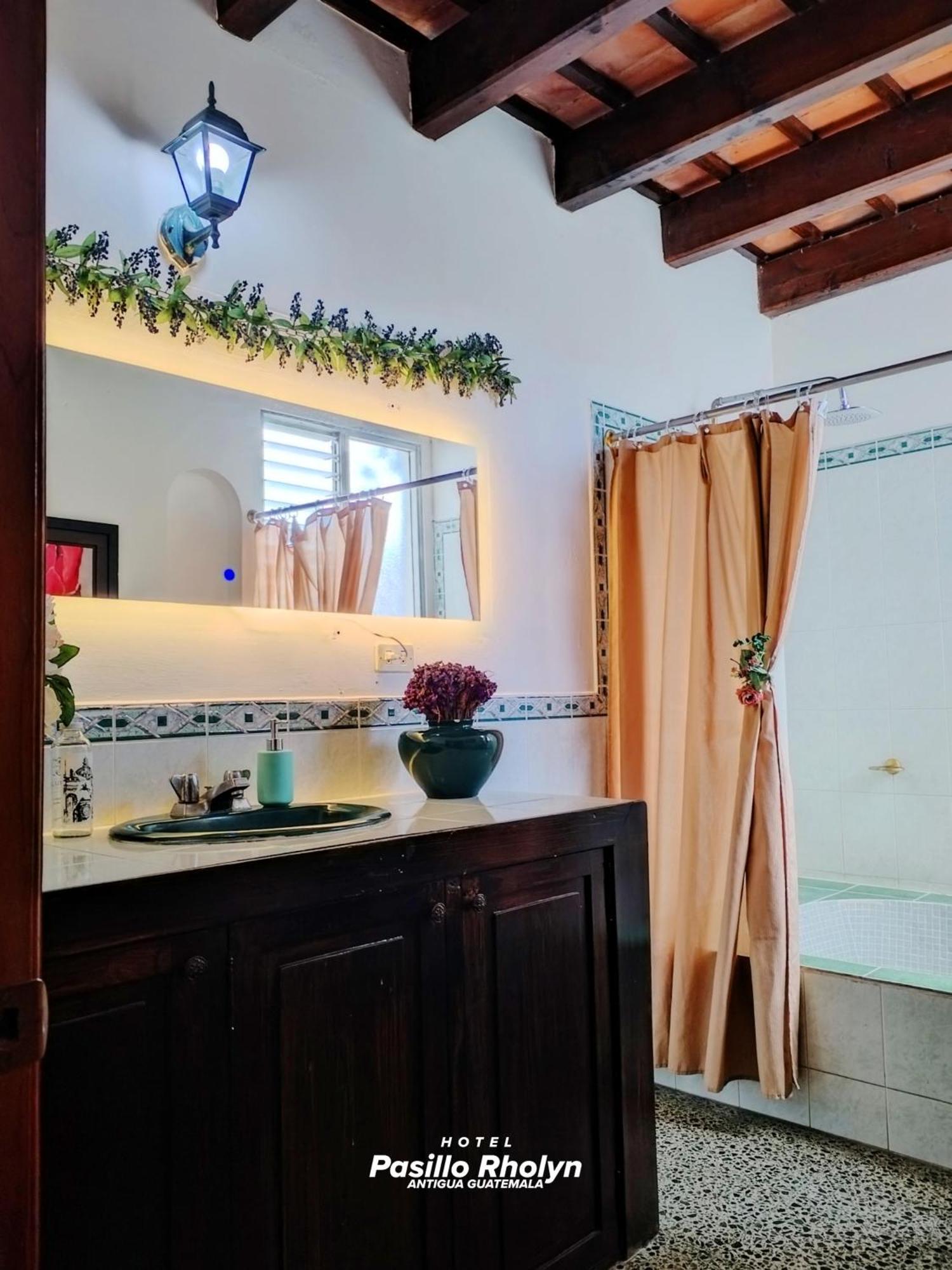 Hotel Rholyn Pura Vida !! Antigua Ngoại thất bức ảnh